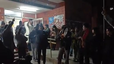 JNU Students protest, raise slogans against PM Modi and Amit Shah following SC Verdict on Umar Khalid's Bail plea (Image: X (Twitter))