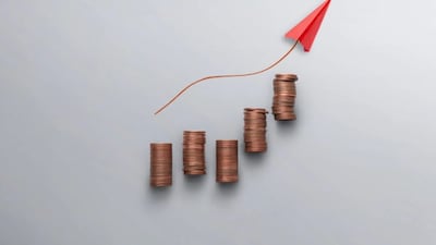 Dearness Allowance:
Dearness Allowance is paid to offset inflation and rising living costs. It is fully taxable in the hands of employees. Where DA forms part of salary for retirement benefits, it is also included while calculating exemptions such as House Rent Allowance.
Example: If an employee receives ₹12,000 per month as DA, the full ₹12,000 is taxable. If DA is part of salary, it increases the salary base used for HRA exemption calculation.