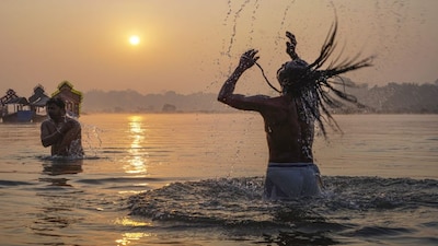 Jabalpur: People take a holy dip in the Narmada river on the occasion of 'Makar Sankranti' festival, in Jabalpur, Madhya Pradesh, Wednesday, Jan. 14, 2026. (PTI Photo)(PTI01_14_2026_000090B)