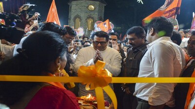 Thane: Maharashtra Navnirman Sena (MNS) chief Raj Thackeray arrives to inaugurate MNS-Shiv Sena (UBT) joint party office, ahead of the Maharashtra civic elections, in Thane, Thursday, Jan. 8, 2025. (PTI Photo) (PTI01_08_2026_000409B)