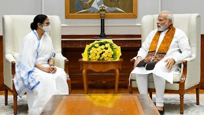 Prime Minister Narendra Modi (right) with West Bengal CM Mamata Banerjee. 