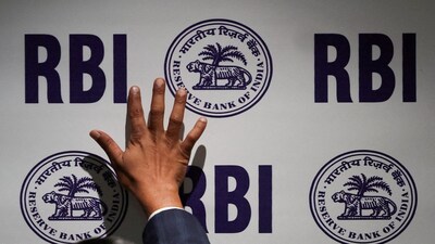 FILE PHOTO: A man puts up his hand in front of Reserve Bank of India (RBI) logo inside its headquarters in Mumbai, India, June 6, 2025. REUTERS/Francis Mascarenhas/File Photo