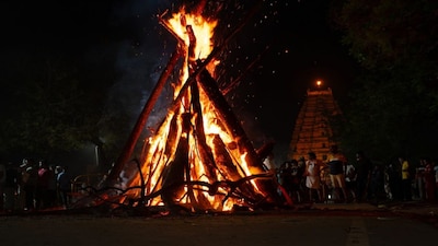 7. Hampi - Karnataka | Holi in Hampi takes place against the backdrop of historic ruins. Music and colour are part of the gathering. The setting draws domestic and international visitors, especially backpackers. (Image: Shutterstock)