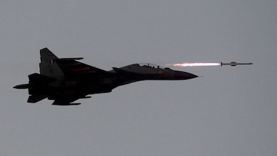 An Indian Air Force SU-30MKI aircraft fires an air-to-air missile during an exercise at Pokhran in the state of Rajasthan, India, March 18, 2016. REUTERS/Amit Dave      TPX IMAGES OF THE DAY