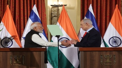 Israel's Prime Minister Benjamin Netanyahu and India's Prime Minister Narendra Modi reach to shake hands as they attend a press conference in Jerusalem on February 26, 2026.     GIL COHEN-MAGEN/Pool via REUTERS