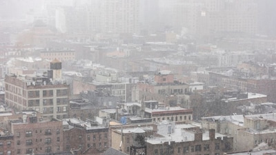 Snow covers residential buildings during a winter storm in the Brooklyn Borough of New York City, U.S., February 22, 2026. REUTERS/Jeenah Moon