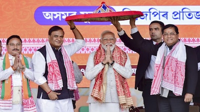 Guwahati: Prime Minister Narendra Modi being felicitated by Union Minister Sarbananda Sonowal, Assam Chief Minister Himanta Biswa Sarma, state BJP President Dilip Saikia and others during a BJP workers meeting, in Guwahati, Saturday, Feb. 14, 2026. (PTI Photo) (PTI02_14_2026_000312A)