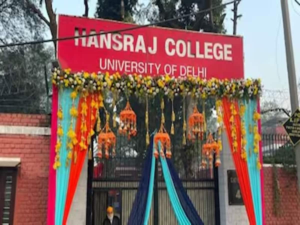Hansraj College campus dressed up for principal's son's wedding, students  protest - CNBC TV18