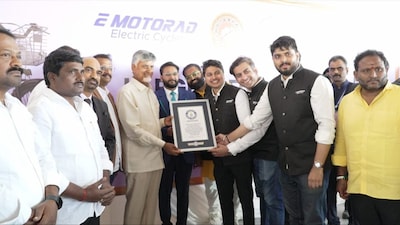 In picture (L–R): Nara Chandrababu Naidu, Swapnil Dangrikar, Samrat Kar (AVP – Marketing, EMotorad), Kunal Gupta (Co-founder & CEO, EMotorad), Rajib Gangopadhyay (Founder & MD, EMotorad), Kapil Mandlik (Founder’s Office, EMotorad).