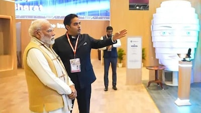 आकाश अंबानी ने इंडिया AI इम्पैक्ट समिट 2026 में PM मोदी को Jio का AI इकोसिस्टम दिखाया.