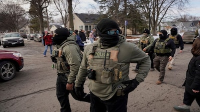 Community members react to federal immigration agents conducting immigration enforcement tasks in Minneapolis, Minnesota, U.S., February 5, 2026. REUTERS/Seth Herald