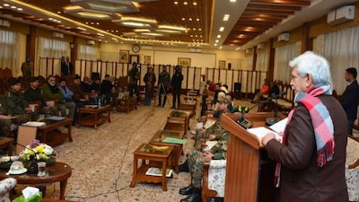 जम्मू-कश्मीर के उपराज्यपाल सिन्हा ने कटरा के लिए बड़े फैसलों की घोषणा की: शंकराचार्य मंदिर, देवी संग्रहालय, हेली सेवा.