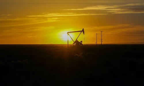 Crude oil prices set for weekly gains after Iran warnings, no war off-ramp