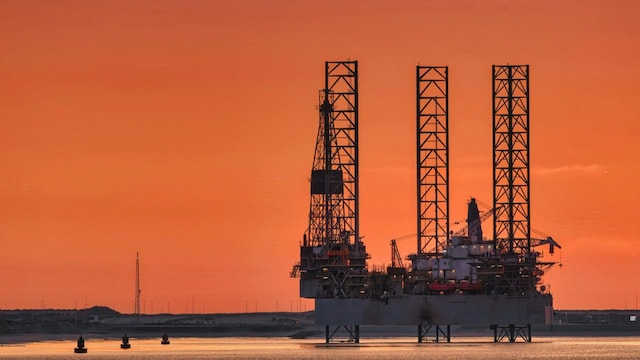 Oil prices steady post biggest gain in a month on US-Iran talks uncertainty