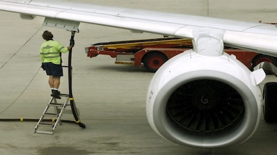 पश्चिम एशिया संघर्ष से जेट ईंधन की कीमतें 105% बढ़ीं, एयरलाइंस ने हवाईअड्डा शुल्क में राहत मांगी.