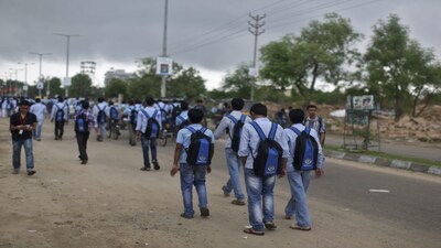 Students walk along a street after finishing their school in Kota, in India's desert state of Rajasthan, August 13, 2012. A boom in India's management education sector that saw the number of business schools triple to almost 4,000 over the last five years has ended as students find expensive courses are no guarantee a well-paid job in a slowing economy. India's seemingly unstoppable economic rise, an aspiring middle class' desire to stand out in a competitive job market, and a lucrative opportunity for investors fuelled a bubble in business education that is now starting to deflate. Picture taken August 13, 2012.  REUTERS/Ahmad Masood (INDIA - Tags: EDUCATION)