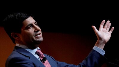 FILE PHOTO: Kevin Warsh, Fellow in Economics at the Hoover Institution and lecturer at the Stanford Graduate School of Business, speaks during the Sohn Investment Conference in New York City, U.S., May 8, 2017. REUTERS/Brendan McDermid//File Photo