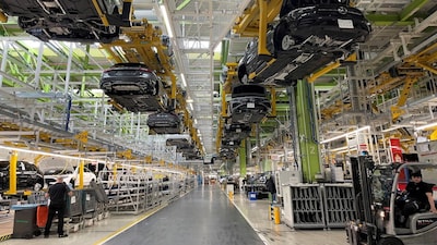 FILE PHOTO: A general view of production lines of German car manufacturer Mercedes-Benz at a factory, in Rastatt, Germany, June 4, 2025.  REUTERS/Christoph Steitz/File Photo