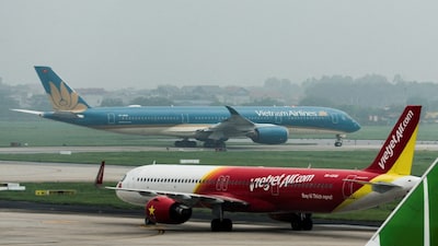 FILE PHOTO: An airplane of VietJet Airline taxis in front of the national flag carrier Vietnam Airlines airplane, at Noi Bai International Airport, in Hanoi, Vietnam, May 28, 2025. REUTERS/Chalinee Thirasupa/File Photo