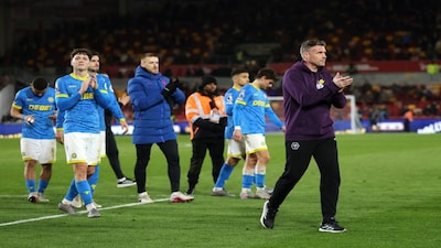Soccer Football - Premier League - Brentford v Wolverhampton Wanderers - GTech Community Stadium, London, Britain - March 16, 2026 Wolverhampton Wanderers manager Rob Edwards and his players applaud fans after the match REUTERS/Ian Walton EDITORIAL USE ONLY. NO USE WITH UNAUTHORIZED AUDIO, VIDEO, DATA, FIXTURE LISTS, CLUB/LEAGUE LOGOS OR 'LIVE' SERVICES. ONLINE IN-MATCH USE LIMITED TO 120 IMAGES, NO VIDEO EMULATION. NO USE IN BETTING, GAMES OR SINGLE CLUB/LEAGUE/PLAYER PUBLICATIONS. PLEASE CONTACT YOUR ACCOUNT REPRESENTATIVE FOR FURTHER DETAILS..