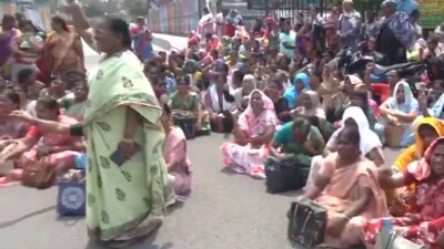 Anganwadi workers stage protest in AP demanding pay hike and better working conditions.(Image X)
