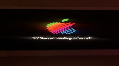 Apple ने Apple BKC, मुंबई येथे म्यूरलचे अनावरण करून 50 वर्षे साजरी केली