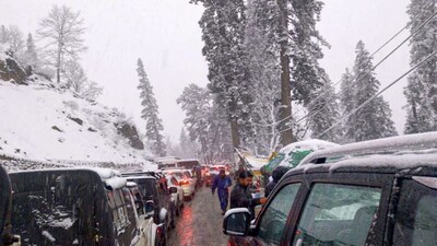 Kullu: Vehicles stuck in traffic jam amid snowfall, near Atal Tunnel, in Kullu, Sunday, March 15, 2026. (PTI Photo) (PTI03_15_2026_000273B)