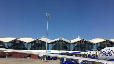 इंदौर एयरपोर्ट के पास लगी आग, कारण अज्ञात; आपातकालीन प्रतिक्रिया जारी.