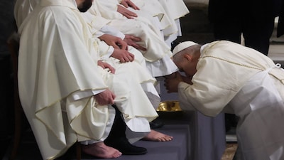Pope Leo XIV washes and kisses the foot of a member of the clergy during the Holy Thursday Mass at the Basilica di San Giovanni in Laterano (Basilica of St. John Lateran) in Rome, Italy April 2, 2026. REUTERS/Vincenzo Livieri