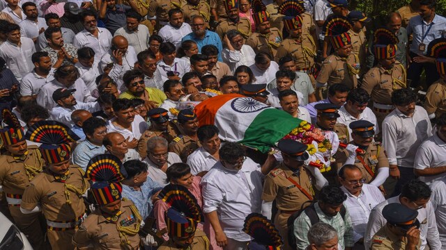 Asha Bhosale last rites: Mumbai bids farewell to legendary singer with ...