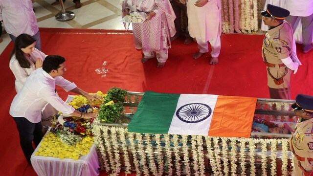 Asha Bhosale last rites: Mumbai bids farewell to legendary singer with ...