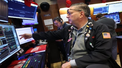 S&P 500-এর সবচেয়ে খারাপ মাসের পর ধনী বিনিয়োগকারীরা কীভাবে বাজার পরিচালনা করছেন