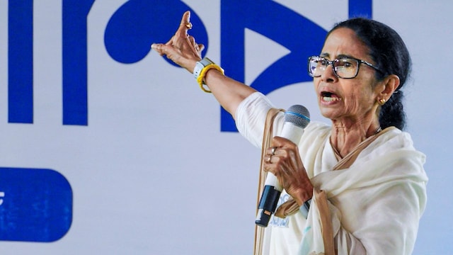 Bishnupur: West Bengal Chief Minister Mamata Banerjee speaks during a public meeting in support of Trinamool Congress candidates from Bankura's Bishnupur organisational district ahead of the state assembly elections, in Bishnupur, Tuesday, March 31, 2026. (PTI Photo)(PTI03_31_2026_000217B)