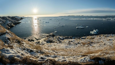 8. Greenland | Northern Greenland experiences weeks of continuous daylight during summer. The bright conditions offer travellers clear views of glaciers, icebergs, and dramatic Arctic coastlines. (Image: Canva)