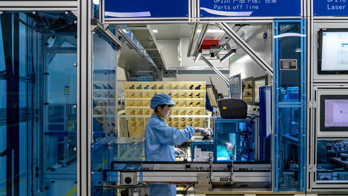 China’s factory activity returns to growth as exports boom