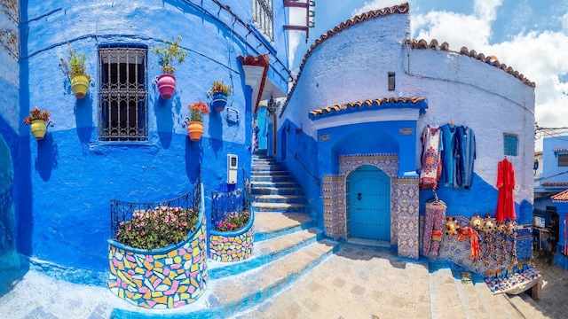 Chefchaouen, ಮೊರಾಕೊ | ರಿಫ್ ಪರ್ವತಗಳಲ್ಲಿ ಕೂಡಿರುವ ಈ ಇಡೀ ಪಟ್ಟಣವು ತನ್ನ 'ಬ್ಲೂ ಪರ್ಲ್' ಸೌಂದರ್ಯಕ್ಕೆ ಹೆಸರುವಾಸಿಯಾಗಿದೆ. ಇಡೀ ಪ್ರದೇಶವು ಸಂಮೋಹನ ಕೋಬಾಲ್ಟ್ ಮತ್ತು ಆಕಾಶ ನೀಲಿ ಬಣ್ಣದಿಂದ ಕೂಡಿದ ಕಾಲುದಾರಿಗಳು ಮತ್ತು ಮೆಟ್ಟಿಲುಗಳನ್ನು ಹೊಂದಿದೆ, ಈ ಸ್ಥಳವು ಎಲ್ಲಾ ಅಂಶಗಳಲ್ಲಿ ಅನನ್ಯವಾಗಿದೆ. ಗೋಡೆಗಳು, ಮೆಟ್ಟಿಲುಗಳು ಮತ್ತು ದ್ವಾರಗಳನ್ನು ಆಳವಾದ ನೀಲಿ ಬಣ್ಣದಿಂದ ಆಕಾಶ ನೀಲಿ ಬಣ್ಣಕ್ಕೆ ಪ್ರತಿ ಛಾಯೆಯಲ್ಲಿ ಚಿತ್ರಿಸಲಾಗಿದೆ.