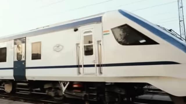 Delhi Varanasi Vande Bharat Exp (Image X)