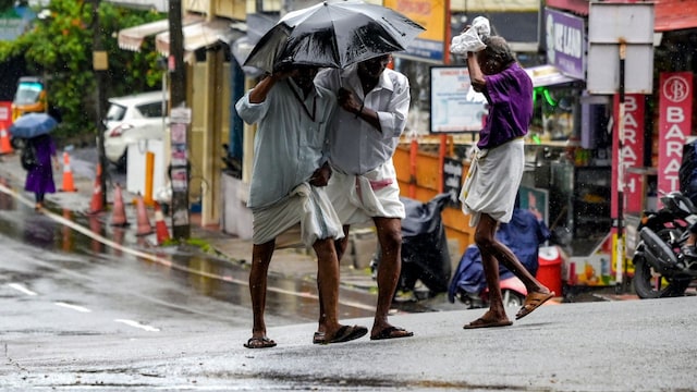 Rain, thunderstorms to lash Delhi; IMD forecasts heavy rain in South India Rain, thunderstorms to lash Delhi; IMD forecasts heavy rain in South India