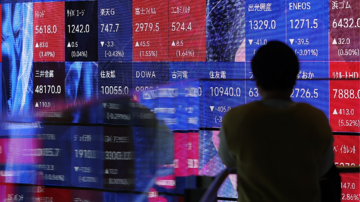Asian markets slump amid chip sell