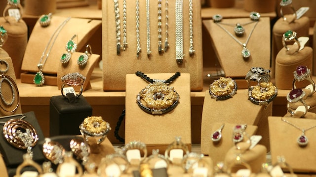 Gold faces second weekly fall as US jobs data puts Fed rate path in focus Gold faces second weekly fall as US jobs data puts Fed rate path in focus