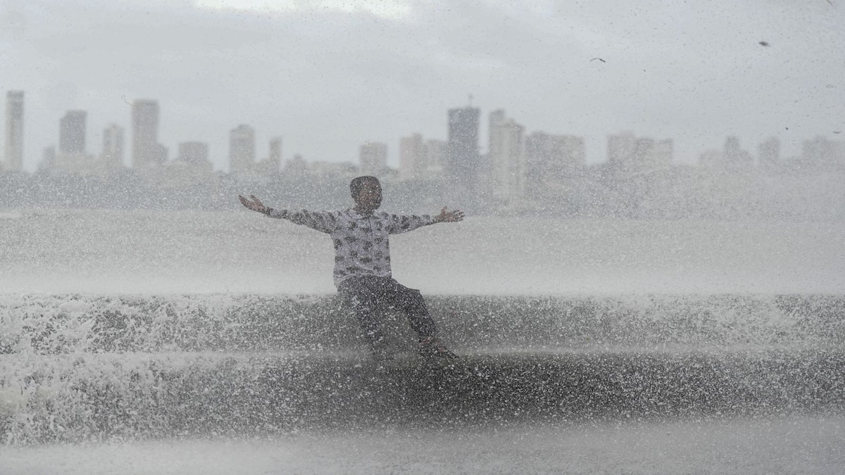 Mumbai Rains Live Updates: IMD issues red alert for the third straight day; 6 killed, landslides trigger travel chaos