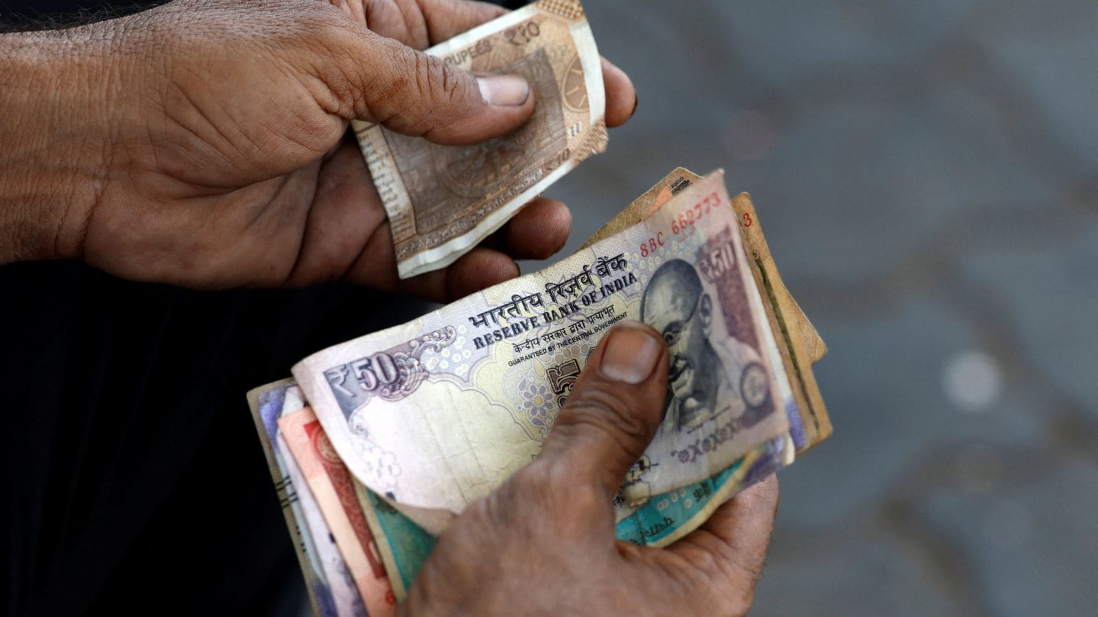 अमेरिकी डॉलर के मुकाबले रुपया 3 पैसे लुढ़का, 95.40 के रिकॉर्ड निचले स्तर पर हुआ बंद
