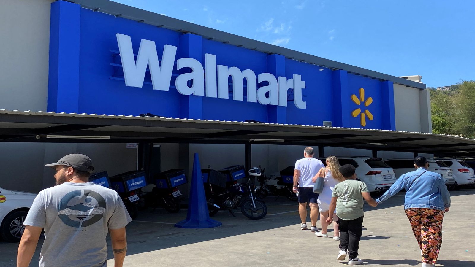 Inside the Corporate Theater of the Walmart Price Cuts