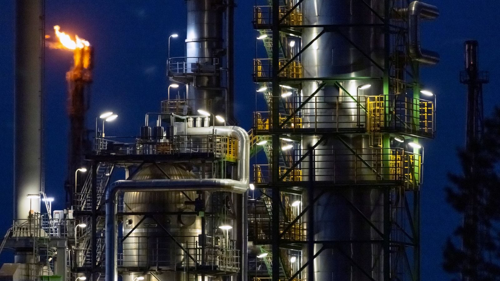 Why Oil Prices Keep Dropping Even With Global Tensions Simmering