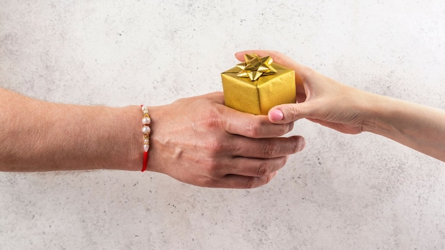 Raksha Bandhan is around the corner, and brothers may be looking for the perfect gift to make their sisters feel special. While the festival celebrates the bond between siblings beyond material gifts, a thoughtful present can add an extra touch of love to the occasion. If you are still unsure about what to buy this year, here are some affordable Raksha Bandhan gift ideas for sisters that can make the celebration memorable without putting a strain on your wallet. (Image: Canva)