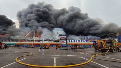 Firefighters work at the site of a household and construction item shopping mall, as smoke and fire rise after Russian drone strikes, amid Russia's attack on Ukraine, in Zaporizhzhia, Ukraine August 28, 2026. Picture taken with a mobile phone. REUTERS/Stringer     TPX IMAGES OF THE DAY