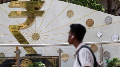 Rupee Rallies While Stocks Stumble: Understanding Market Divergence