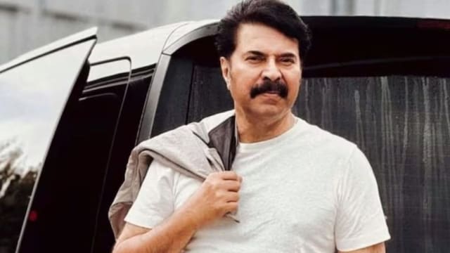 Fan in TN rides 10 km to guide Mammootty’s car towards Kerala Fan in TN rides 10 km to guide Mammootty’s car towards Kerala