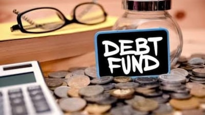 What is a Debt Mutual Fund?
A Debt Mutual Fund pools money from investors and invests it in fixed-income instruments such as government securities, corporate bonds, treasury bills, and money market instruments. Unlike FDs, returns are not fixed — they depend on how the underlying bonds perform and on interest rate movements. Debt funds come in various types, such as liquid funds, short-duration funds, and corporate bond funds, each carrying a different risk-return profile.