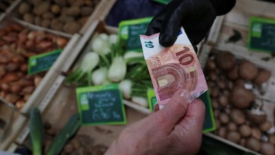 Euro Plunges to 17-Month Low Amid French Fiscal Crisis, Contagion Fears Mount